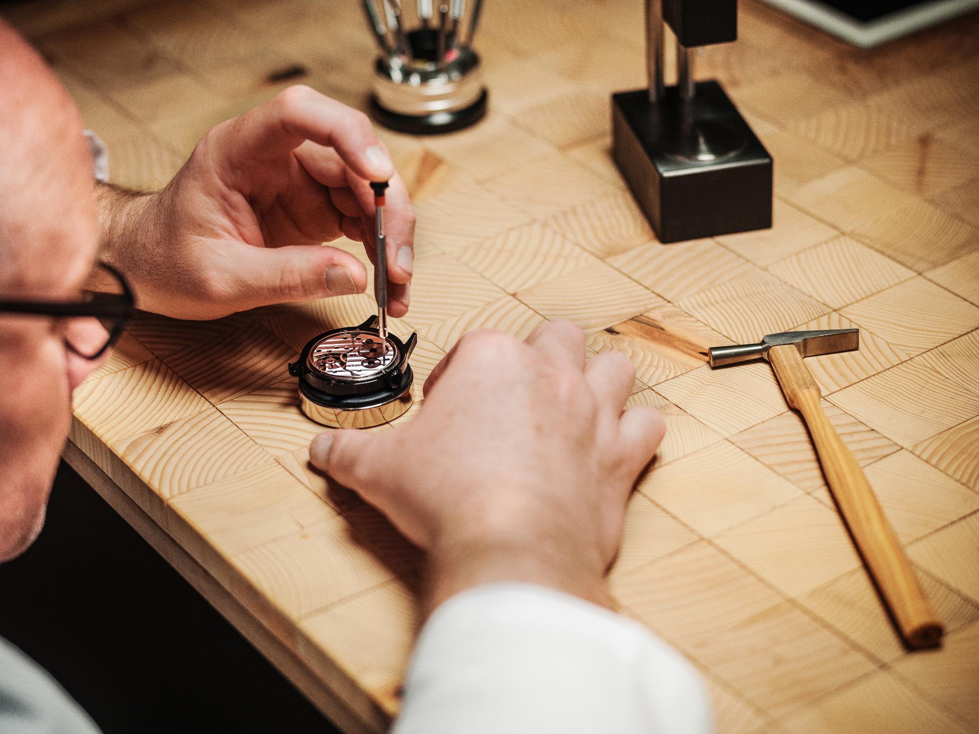 Montre Seiko Mod Goteia assemblée à la main dans l'atelier