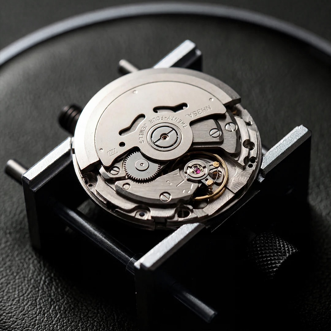 Montre Seiko Mod automatique Goteia tenue en main